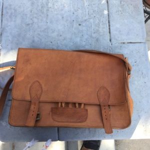 100 % Leather Messanger Bag (Uni-Sex)